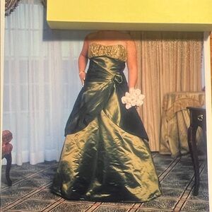 Elegant Green Strapless Evening Gown